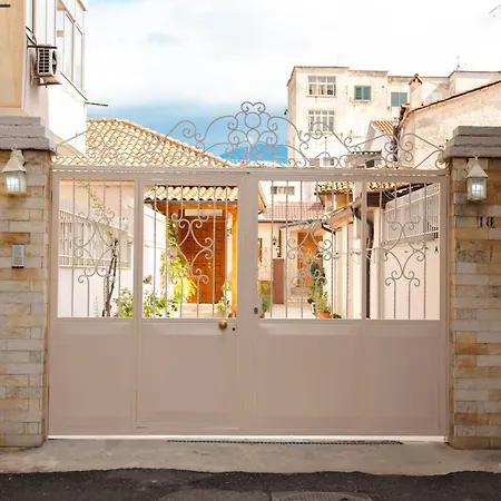 아파트 Modern House In Prime Location, Tirana, Albania 티라나